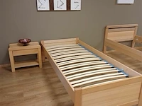 Bed in beuken met lattenbodem - met nachttafel 1 schuif - afbeelding 2 van  5