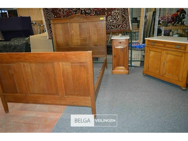Bed met lattenbodem nachtkastje dressoirkast - afbeelding 1 van  13