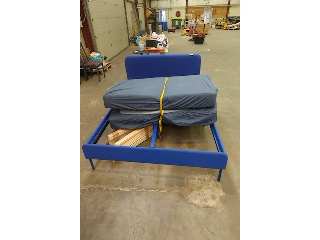 Bed - afbeelding 1 van  2