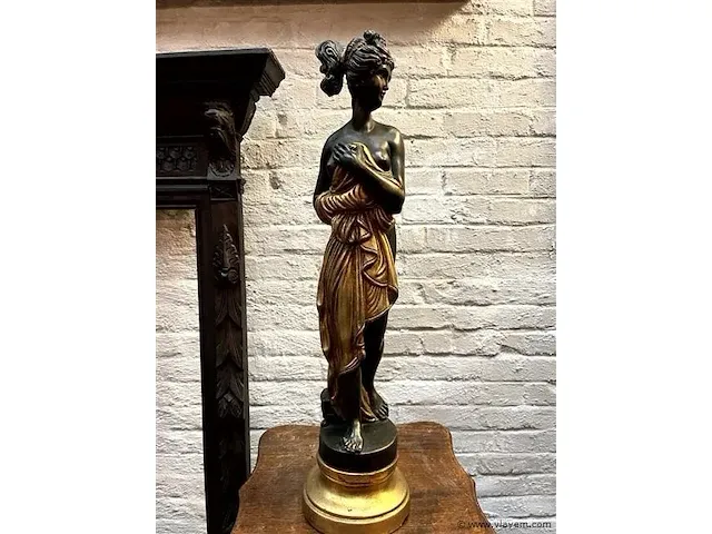 Beeld griekse vrouw - afbeelding 1 van  2