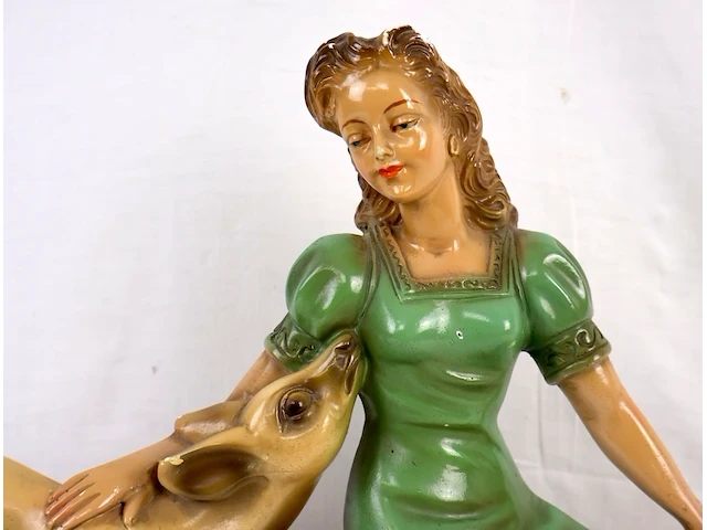 Beeld meisje met hert - afbeelding 2 van  5