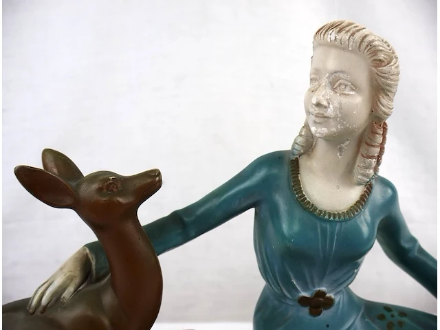 Beeld meisje met hert - afbeelding 2 van  5
