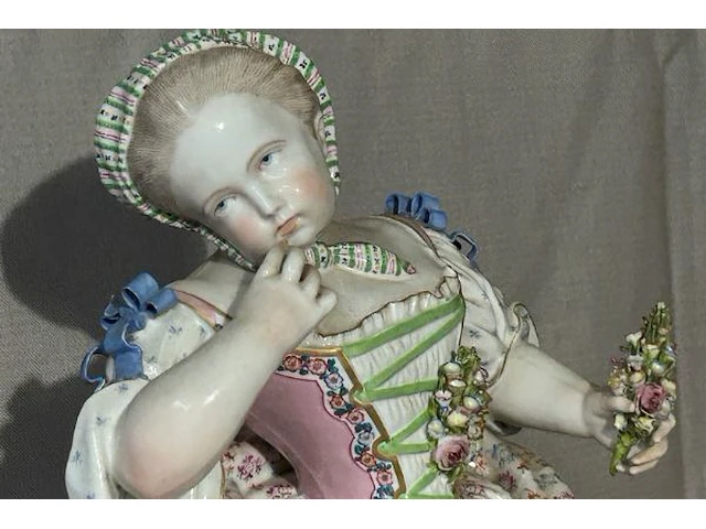 Beeld meissen rouwend meisjesbeeld porselein - afbeelding 2 van  7