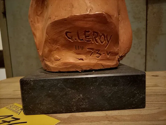Beeld op marmeren voet, getekend g. leroy '73 - afbeelding 3 van  4