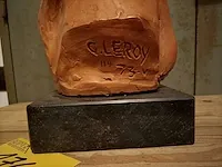 Beeld op marmeren voet, getekend g. leroy '73 - afbeelding 3 van  4