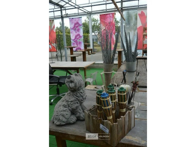 Beeld van hond, 4 vazen en 5 olielampen - afbeelding 1 van  4