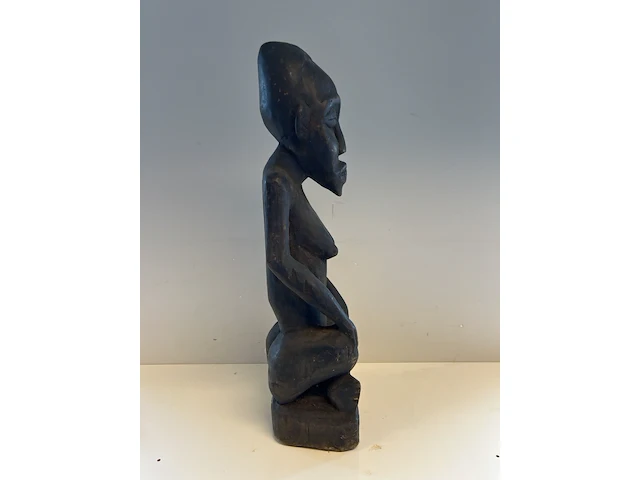Beeld vrouw met brede kin - afbeelding 2 van  3