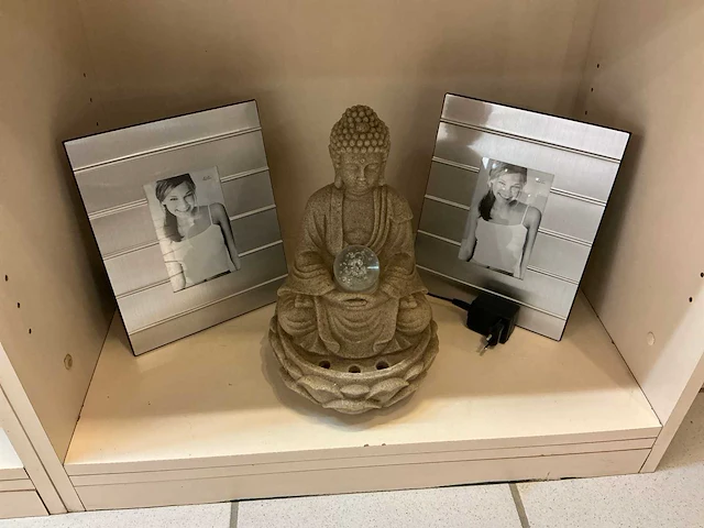 Beelden “buddha” (7x) (waaronder 1 fontein met lichtbal) en fotokaders en geurstokjes - afbeelding 4 van  7