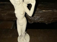 Beeldje aphrodite met kruik - afbeelding 1 van  2