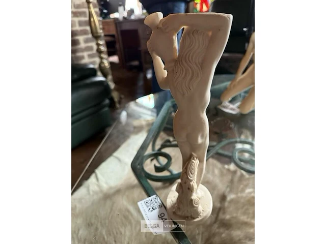 Beeldje aphrodite met kruik - afbeelding 2 van  2