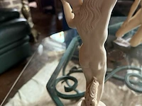 Beeldje aphrodite met kruik - afbeelding 2 van  2