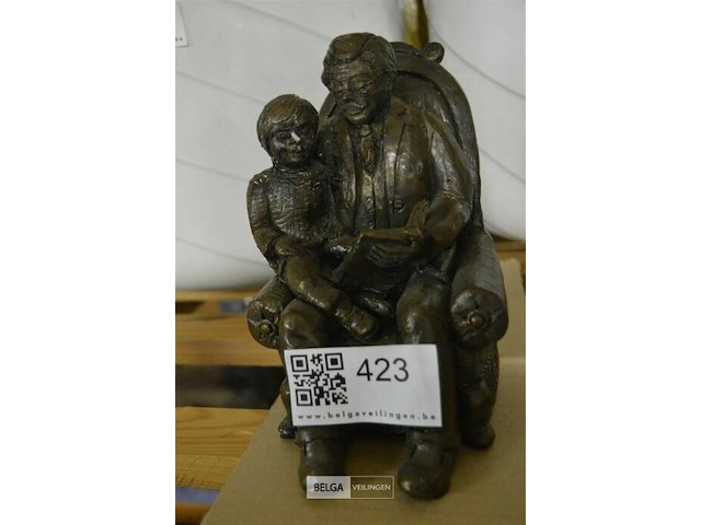 Beeldje grootvader met kind - afbeelding 1 van  4