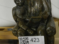 Beeldje grootvader met kind - afbeelding 1 van  4