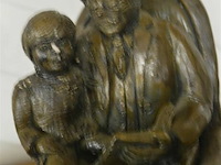 Beeldje grootvader met kind - afbeelding 2 van  4