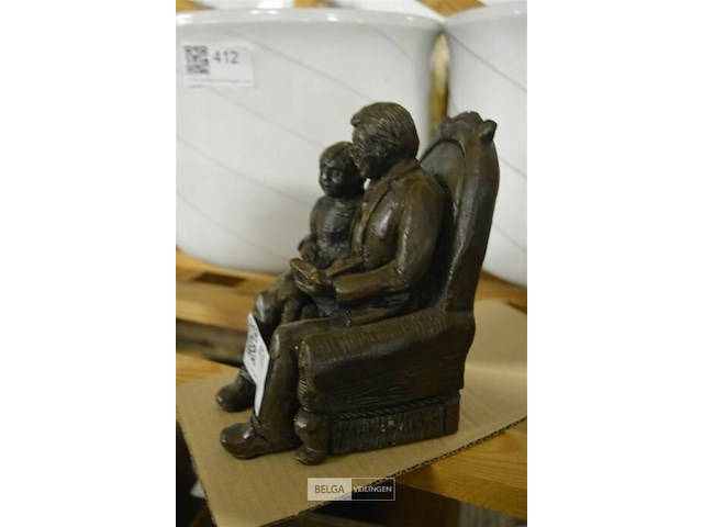 Beeldje grootvader met kind - afbeelding 3 van  4