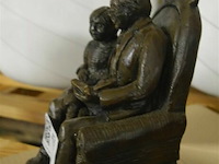 Beeldje grootvader met kind - afbeelding 3 van  4