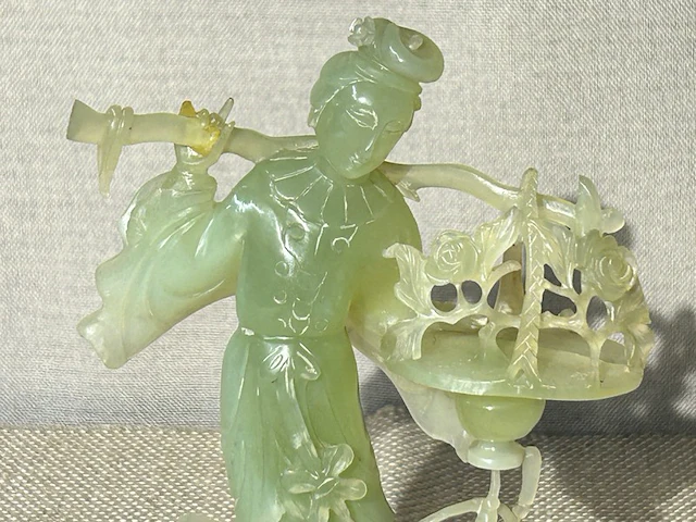 Beeldje in jade snijwerk - afbeelding 1 van  4