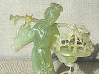 Beeldje in jade snijwerk