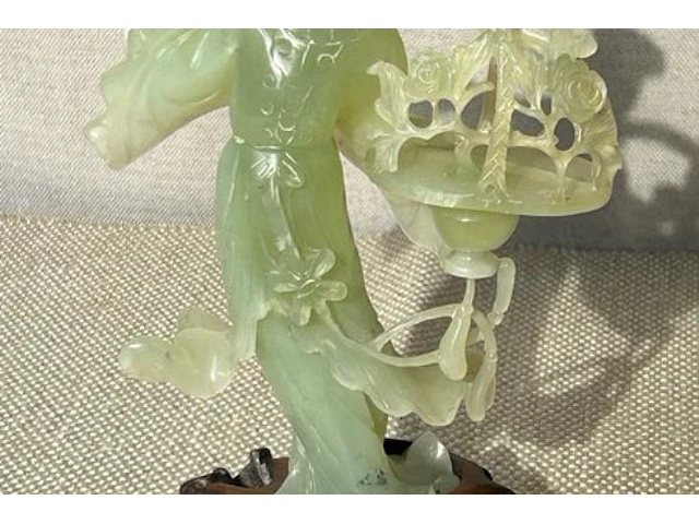 Beeldje in jade snijwerk - afbeelding 2 van  4