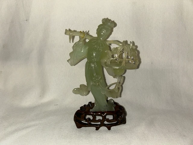 Beeldje in jade snijwerk - afbeelding 1 van  4