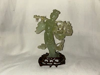 Beeldje in jade snijwerk - afbeelding 1 van  4