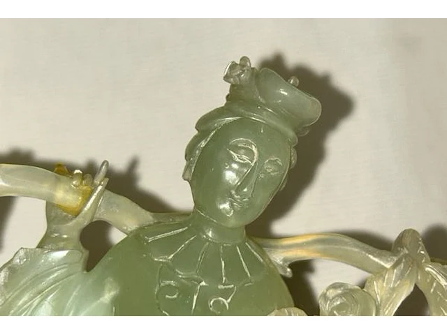 Beeldje in jade snijwerk - afbeelding 2 van  4