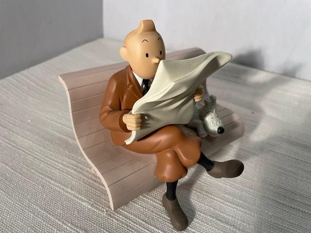 Beeldje met kuifje met bobby op bankje - afbeelding 1 van  6