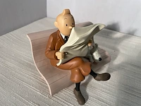 Beeldje met kuifje met bobby op bankje - afbeelding 1 van  6