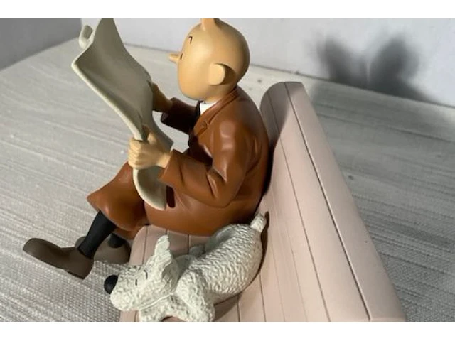 Beeldje met kuifje met bobby op bankje - afbeelding 2 van  6