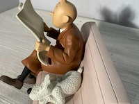 Beeldje met kuifje met bobby op bankje - afbeelding 2 van  6