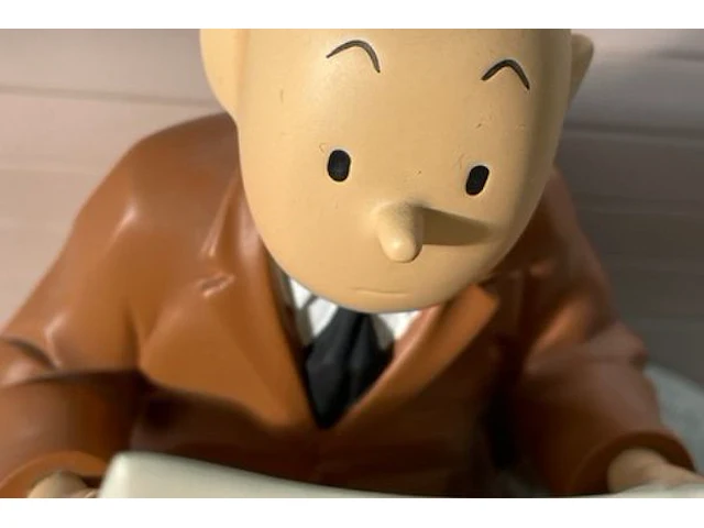 Beeldje met kuifje met bobby op bankje - afbeelding 3 van  6