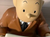 Beeldje met kuifje met bobby op bankje - afbeelding 3 van  6