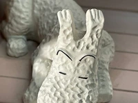 Beeldje met kuifje met bobby op bankje - afbeelding 4 van  6