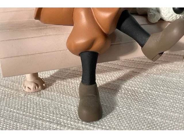 Beeldje met kuifje met bobby op bankje - afbeelding 5 van  6