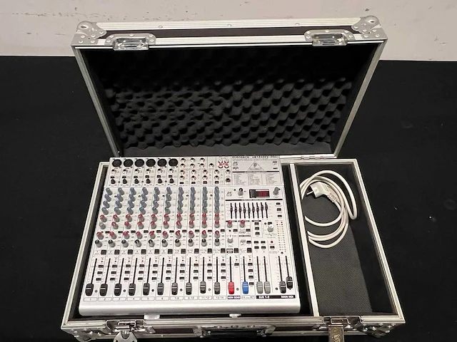 Behringer - eurorack ub1832-fx pro - pa-mixer - afbeelding 2 van  7