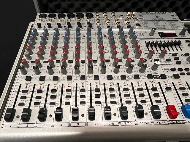 Behringer - eurorack ub1832-fx pro - pa-mixer - afbeelding 5 van  7