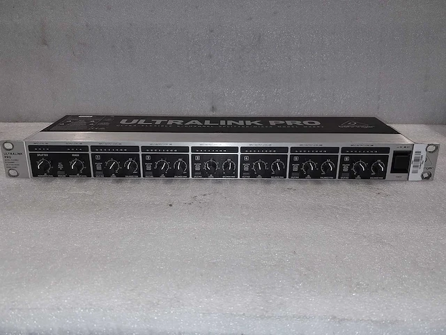 Behringer ultra link pro mx882 ultra flexible 8-ch splitter/mixer - afbeelding 1 van  4