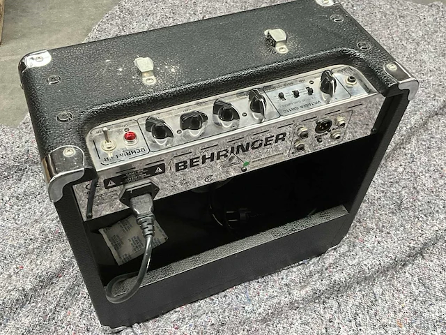 Behringer vintage gm110 gitaarversterker - afbeelding 2 van  5