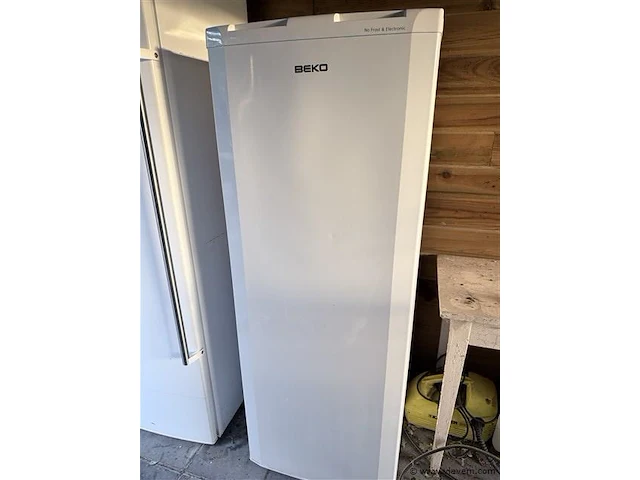 Beko diepvriezer 146cm hoog x 54cm breed - afbeelding 1 van  5