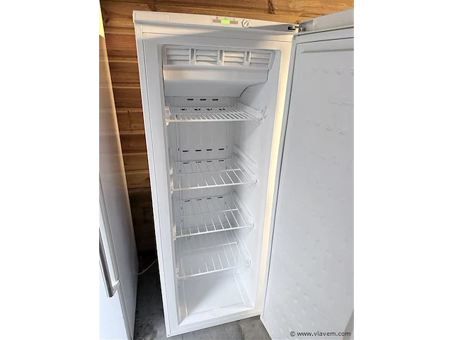 Beko diepvriezer 146cm hoog x 54cm breed - afbeelding 4 van  5