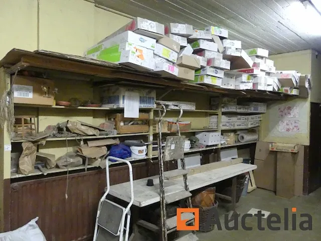 Belangrijk kavel accessoires van bloemenwinkels, tellers, scriban,... - afbeelding 2 van  16