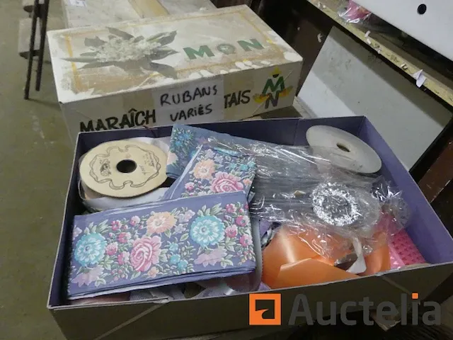 Belangrijk kavel accessoires van bloemenwinkels, tellers, scriban,... - afbeelding 3 van  16