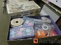 Belangrijk kavel accessoires van bloemenwinkels, tellers, scriban,... - afbeelding 3 van  16