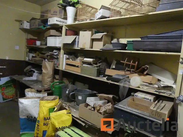 Belangrijk kavel accessoires van bloemenwinkels, tellers, scriban,... - afbeelding 4 van  16