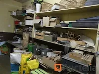 Belangrijk kavel accessoires van bloemenwinkels, tellers, scriban,... - afbeelding 4 van  16