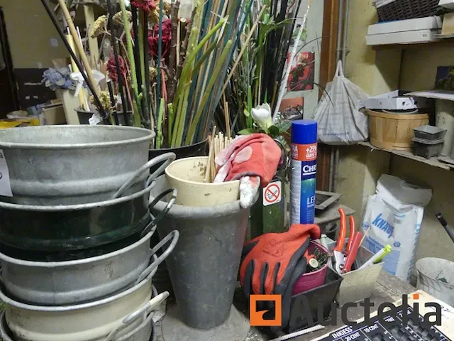 Belangrijk kavel accessoires van bloemenwinkels, tellers, scriban,... - afbeelding 5 van  16