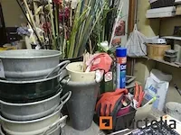 Belangrijk kavel accessoires van bloemenwinkels, tellers, scriban,... - afbeelding 5 van  16
