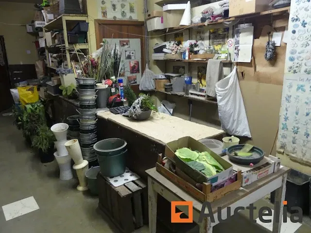 Belangrijk kavel accessoires van bloemenwinkels, tellers, scriban,... - afbeelding 7 van  16