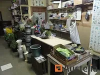 Belangrijk kavel accessoires van bloemenwinkels, tellers, scriban,... - afbeelding 7 van  16