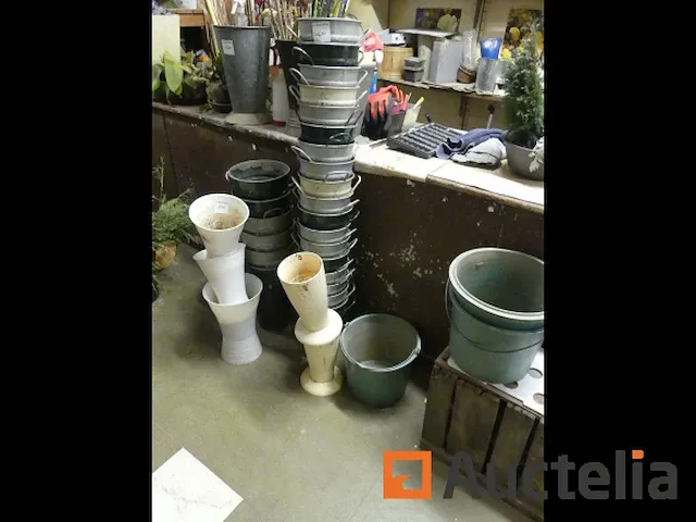 Belangrijk kavel accessoires van bloemenwinkels, tellers, scriban,... - afbeelding 8 van  16